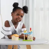 Drewniany plac zabaw z domkami i zwierzętami VIGA