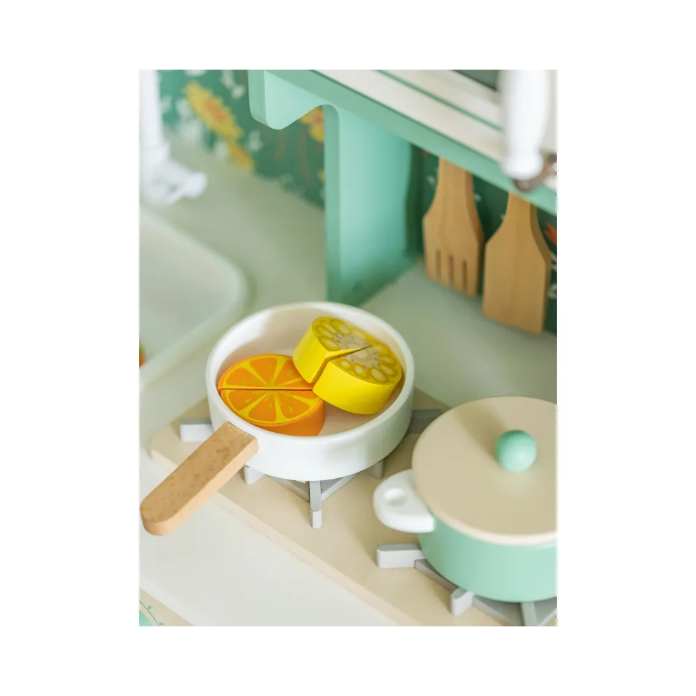 Kuchnia z estetycznym wykończeniem, doskonała dla małych rączek