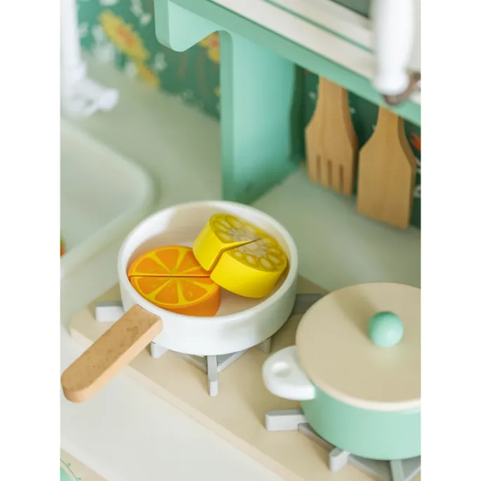 Kuchnia z estetycznym wykończeniem, doskonała dla małych rączek