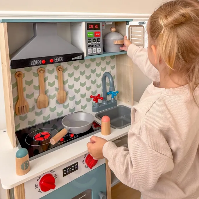 Drewniana zabawka edukacyjna dla małych kucharzy