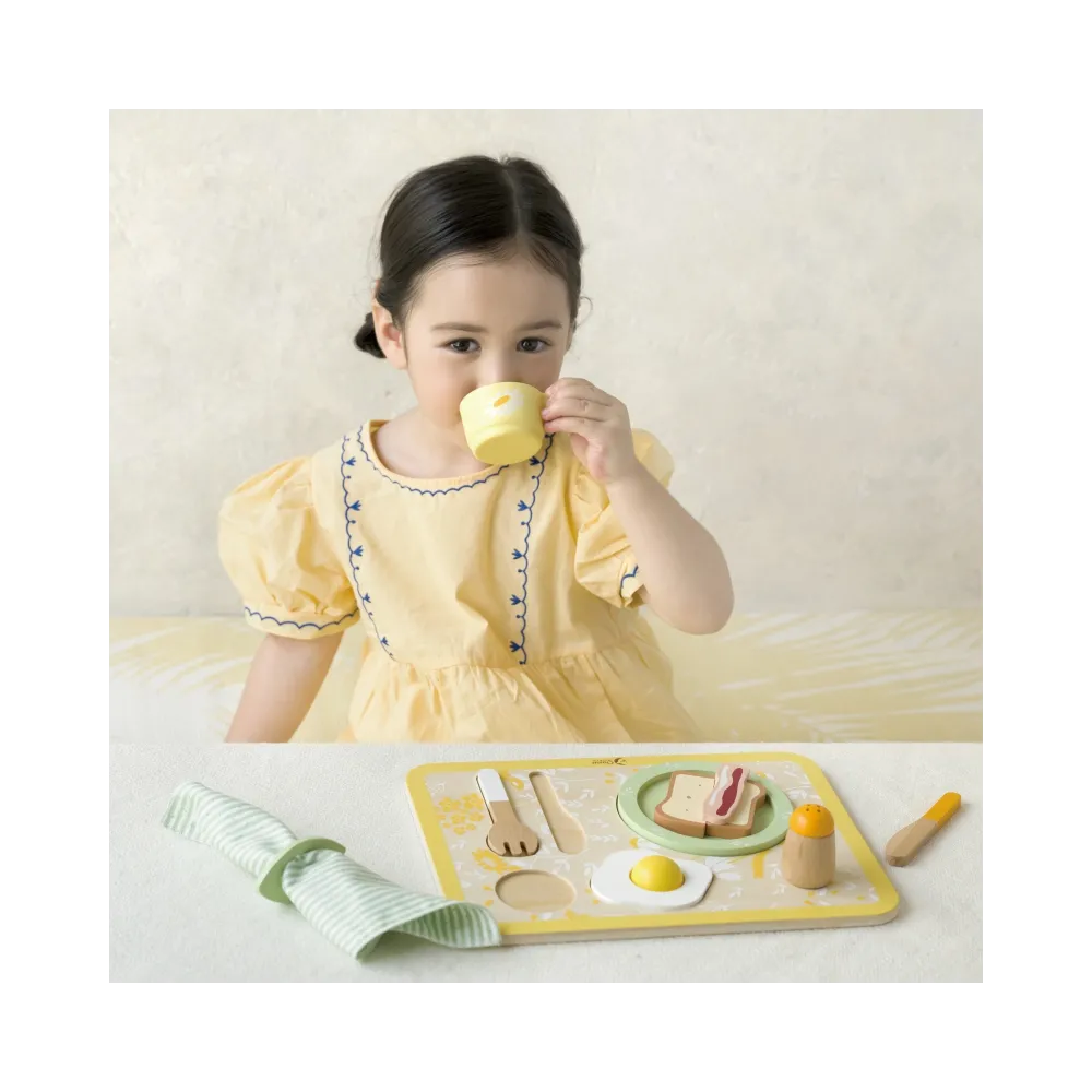 Kolorowy kubek z drewnianego zestawu śniadaniowego