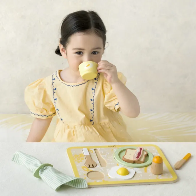 Kolorowy kubek z drewnianego zestawu śniadaniowego