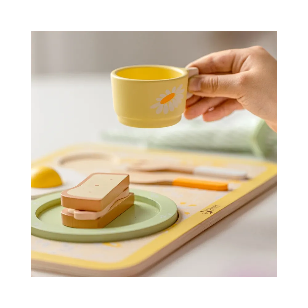 Talerzyk z pysznymi tostami i bekonem dla dzieci