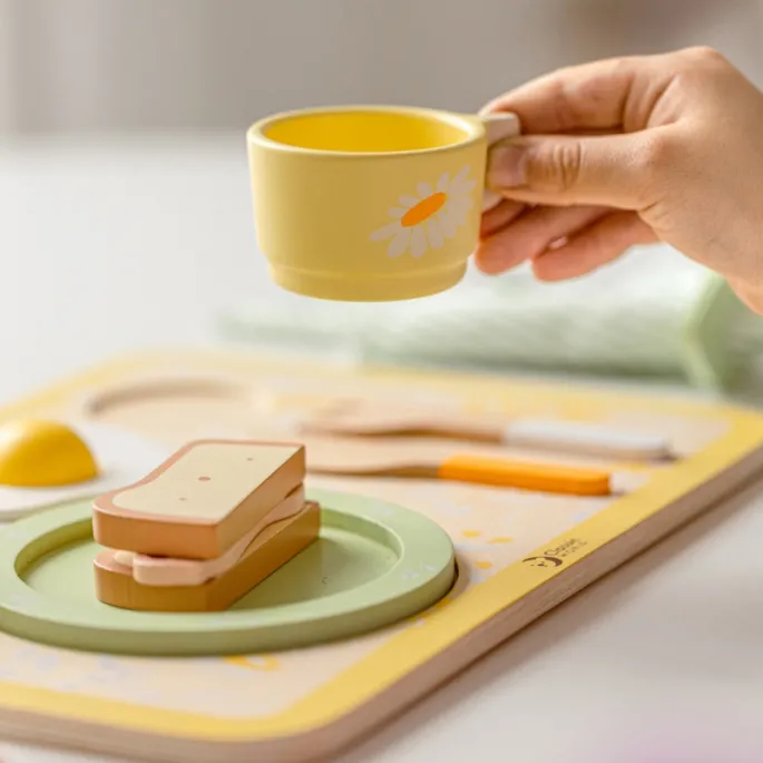 Talerzyk z pysznymi tostami i bekonem dla dzieci