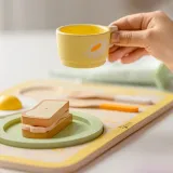 Talerzyk z pysznymi tostami i bekonem dla dzieci