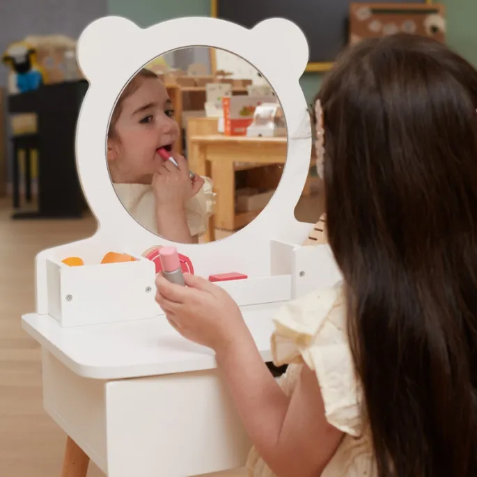 Praktyczne krzesełko do toaletki dla małych księżniczek