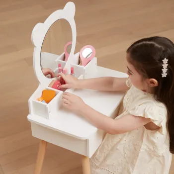 Biała toaletka z wysuwaną szufladą na skarby