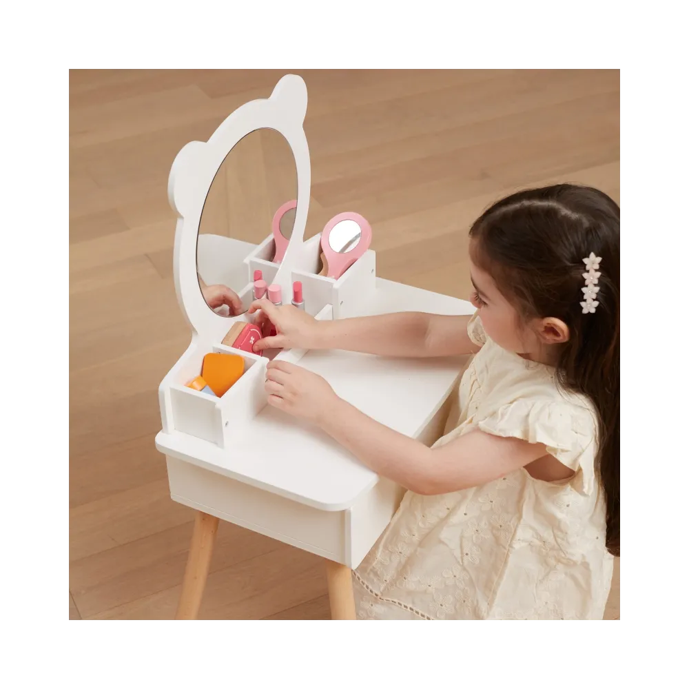 Biała toaletka z wysuwaną szufladą na skarby