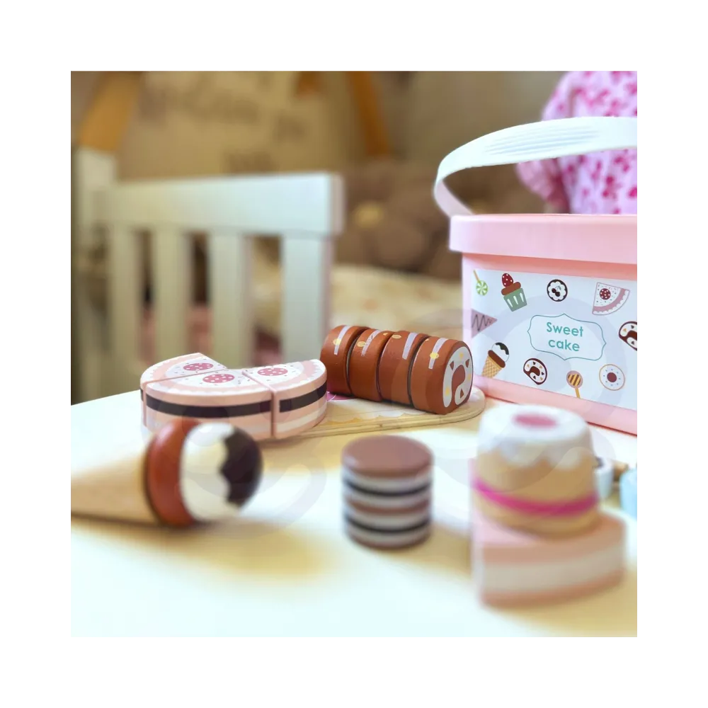 Realistyczne akcesoria do zabawy w cukiernię z drewnianymi elementami.