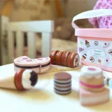 Realistyczne akcesoria do zabawy w cukiernię z drewnianymi elementami.