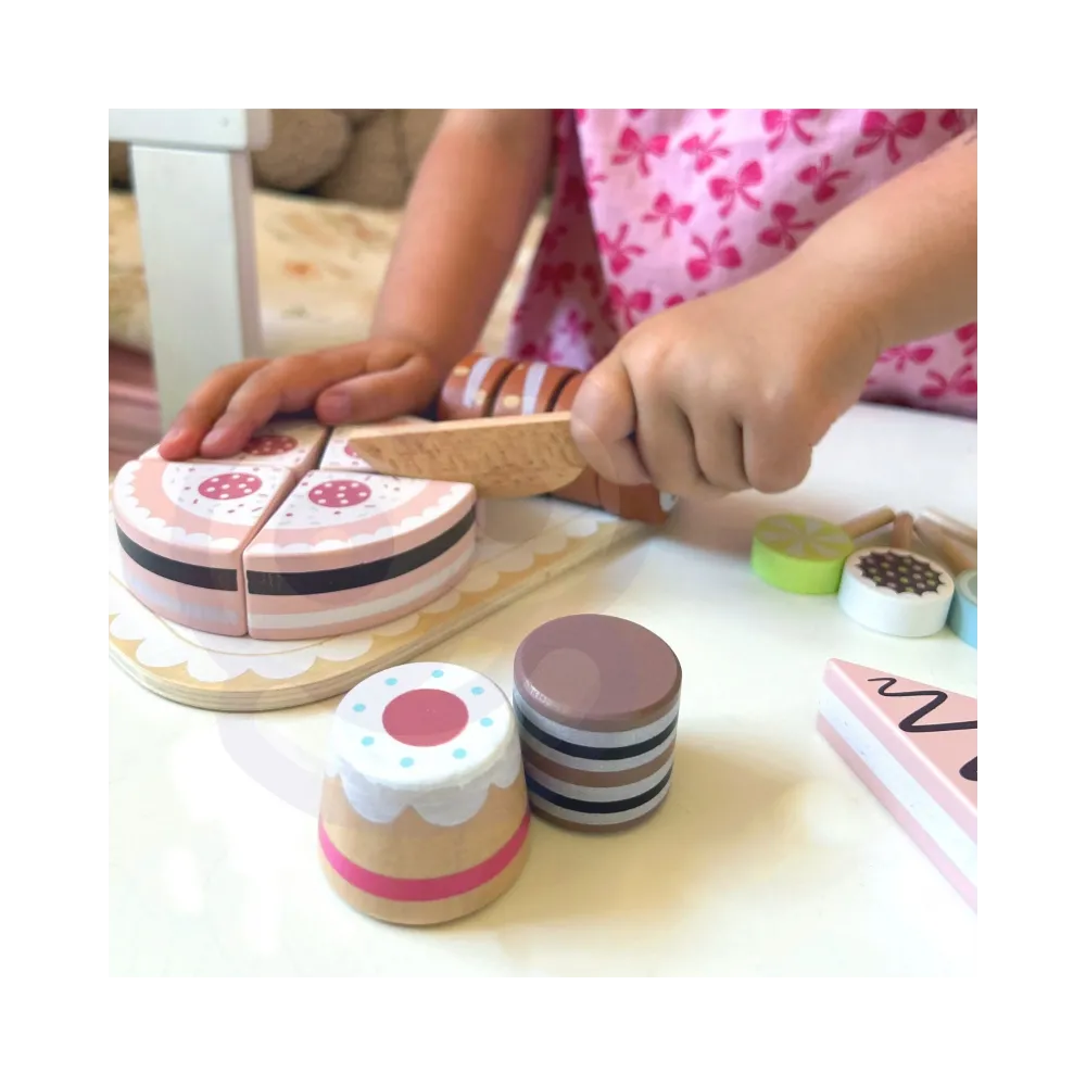 Zabawa w kawiarnię rozwija wyobraźnię i umiejętności społeczne.