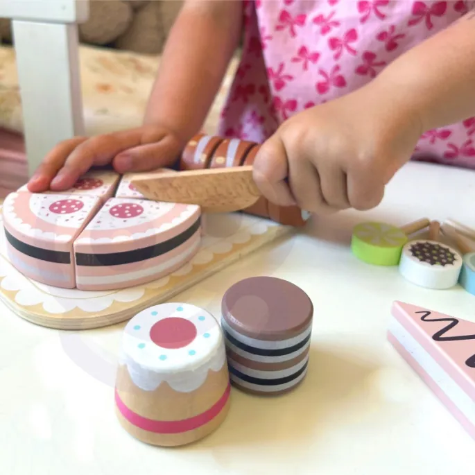 Zabawa w kawiarnię rozwija wyobraźnię i umiejętności społeczne.