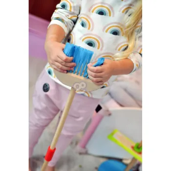 Drewniana miotła i mop dla małych pomocników