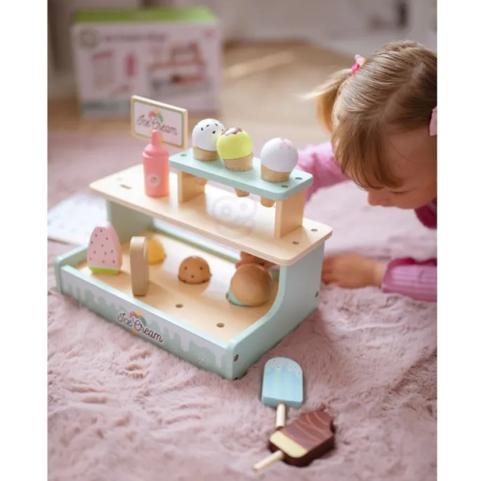 Menu smaków wstrzymane w urokliwym straganie lodziarni.