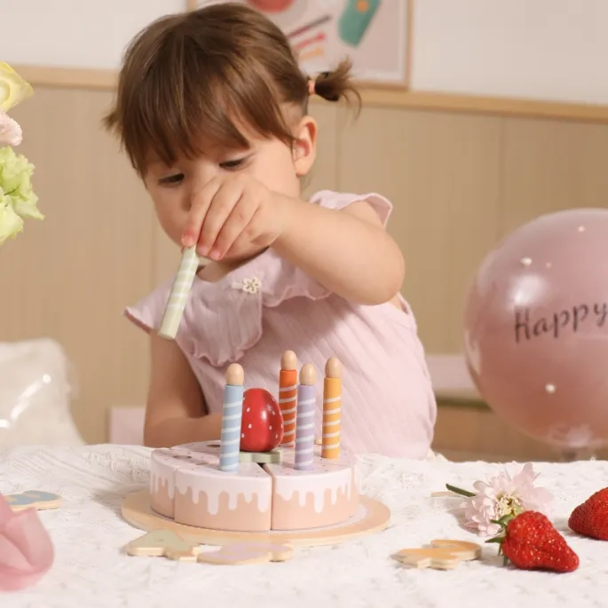 Kawałki ciasta w pastelowych kolorach