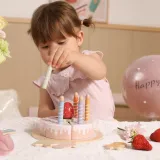 Kawałki ciasta w pastelowych kolorach