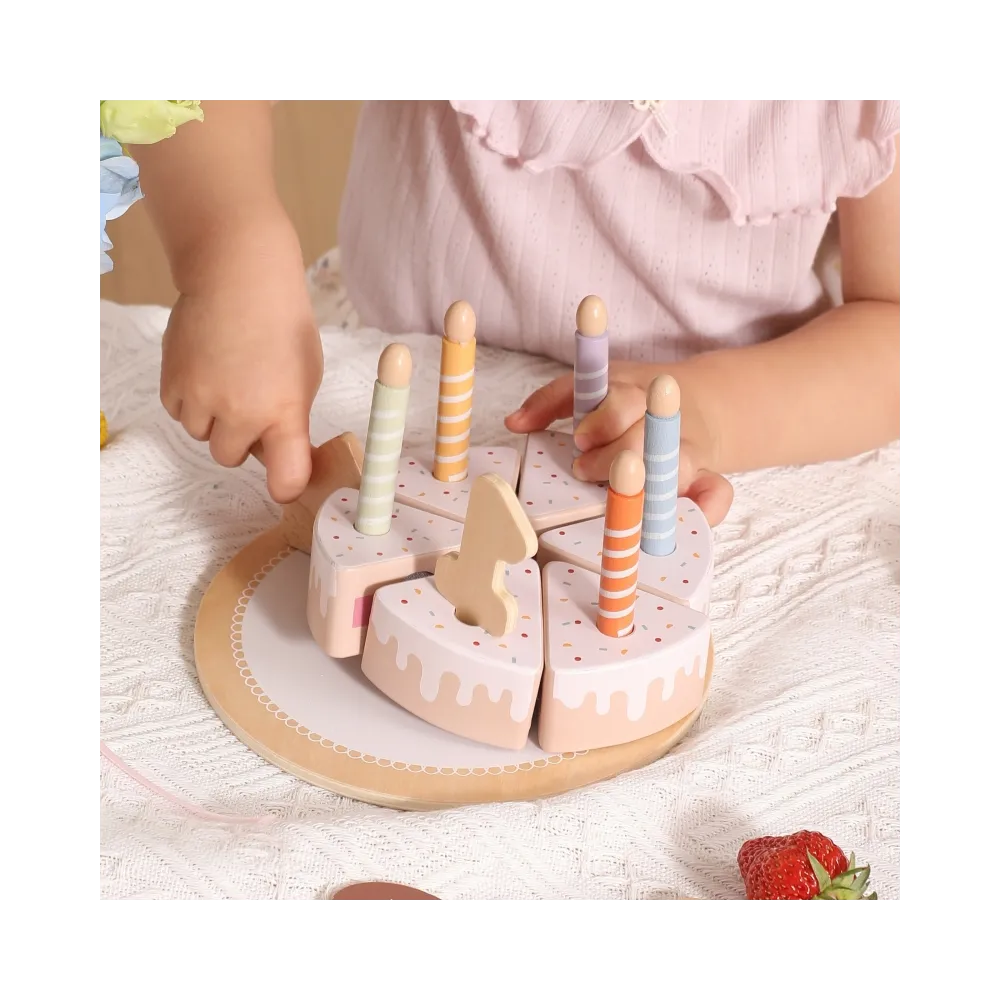 Świeczki i dekoracje na tort urodzinowy