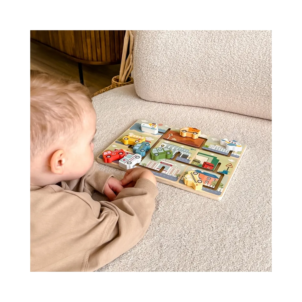 Pastelowe samochodziki w drewnianym labiryncie