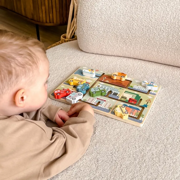 Pastelowe samochodziki w drewnianym labiryncie