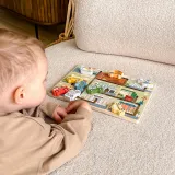 Pastelowe samochodziki w drewnianym labiryncie