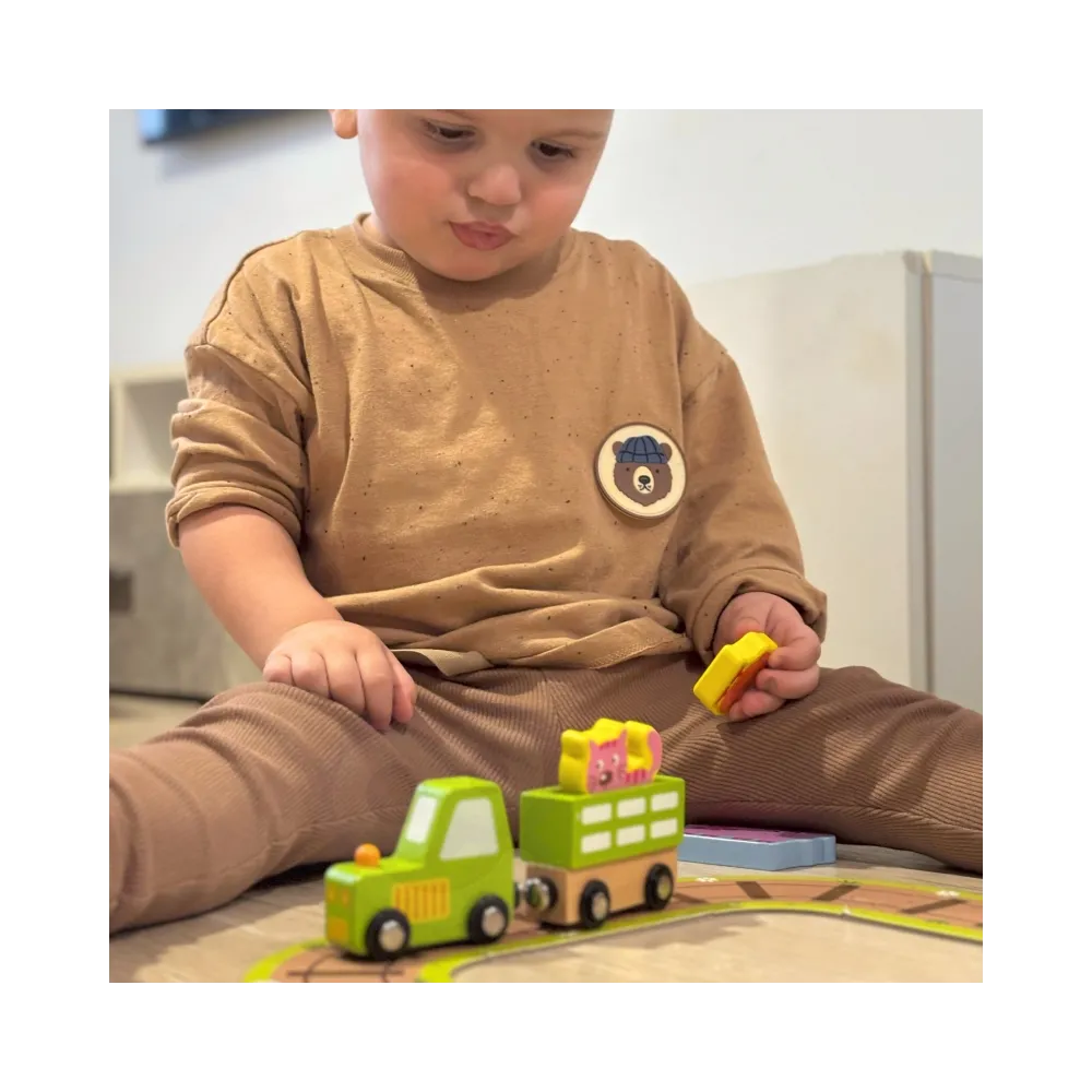 Traktor z przyczepką w drewnianej zabawce