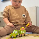 Traktor z przyczepką w drewnianej zabawce