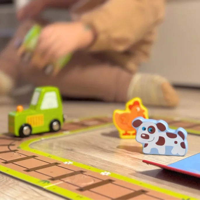 Walizka z drewnianymi elementami do zabawy