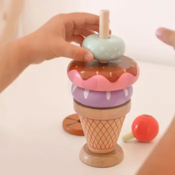 Kolorowe klocki zwierzątka w zestawie z drewnianą podstawa