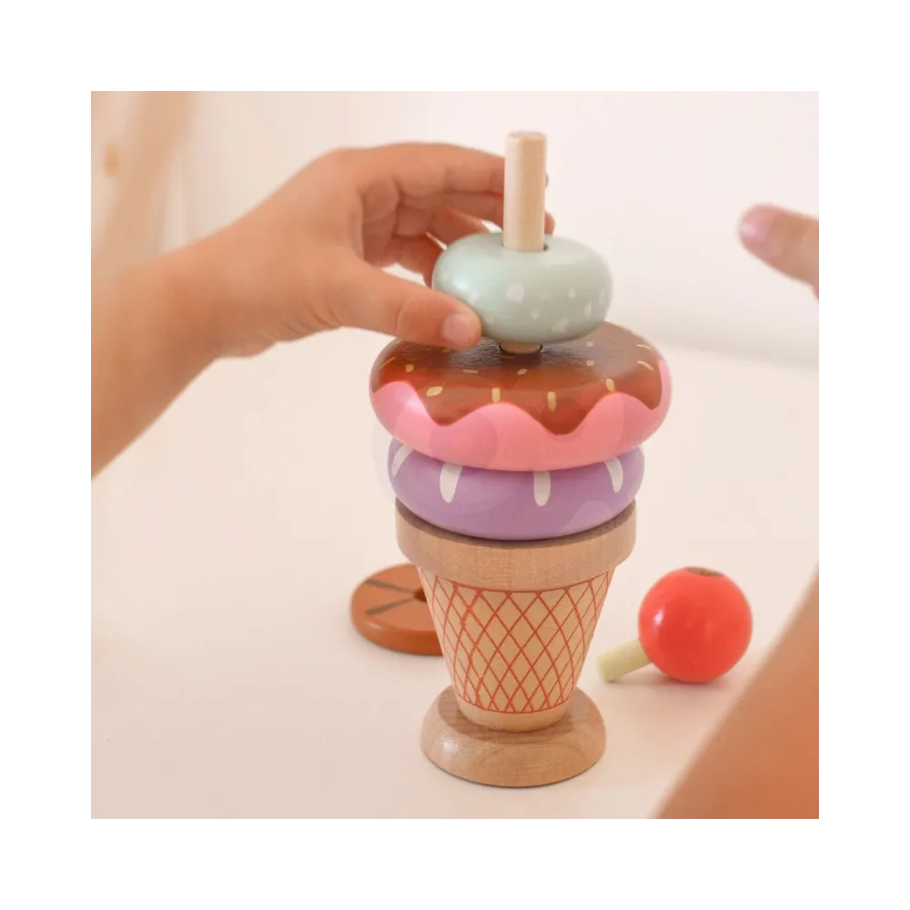 Kolorowe klocki zwierzątka w zestawie z drewnianą podstawa