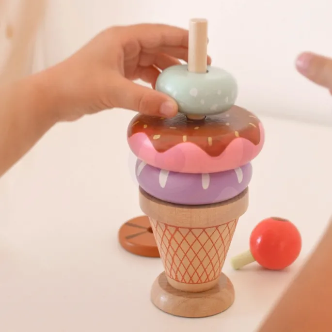 Kolorowe klocki zwierzątka w zestawie z drewnianą podstawa