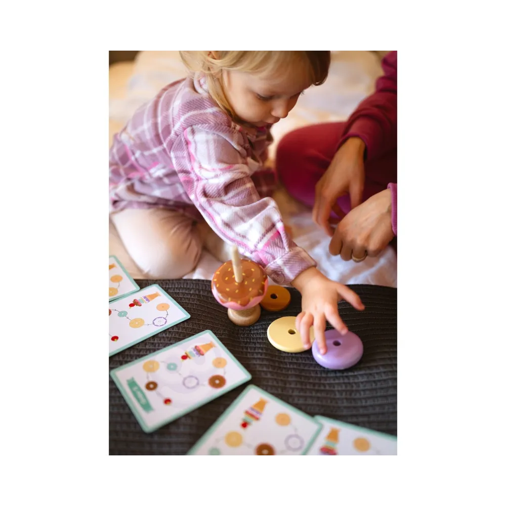 Kreatywna zabawa z drewnianymi klockami i kartami wzorów