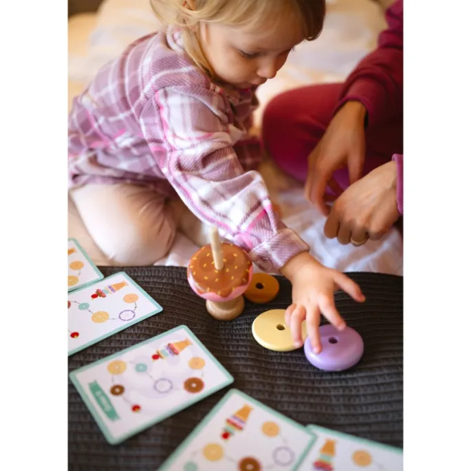 Kreatywna zabawa z drewnianymi klockami i kartami wzorów