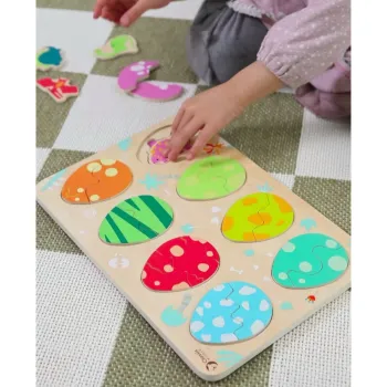 Figurki dinozaurów w drewnianej układance