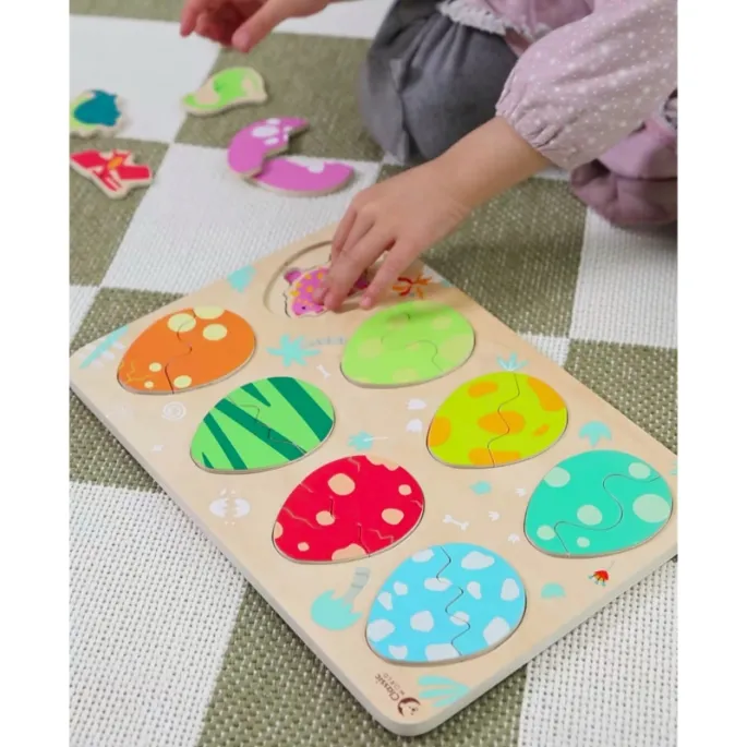 Figurki dinozaurów w drewnianej układance