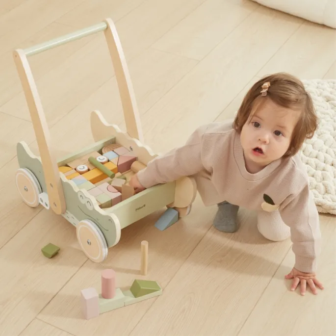 Zestaw kolorowych klocków w wózku