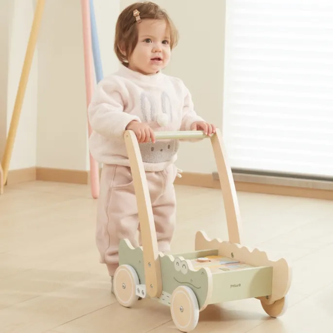 Wózek pchacz wspierający naukę chodzenia