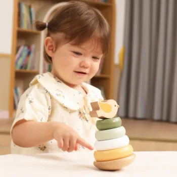 Rozwojowa piramidka dla małych dzieci z bezpiecznymi krawędziami