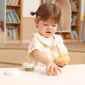 Piramidka edukacyjna do ćwiczenia koordynacji wzrokowo-ruchowej