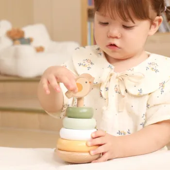 Estetyczne opakowanie drewnianej piramidy dla najmłodszych