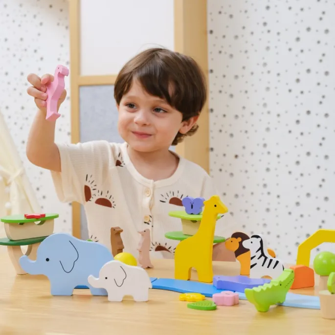 Zestaw kolorowych klocków w drewnianym pudełku