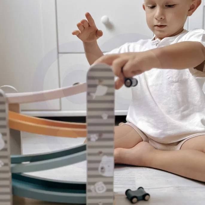 Tor wyścigowy z samochodzikami dla dzieci