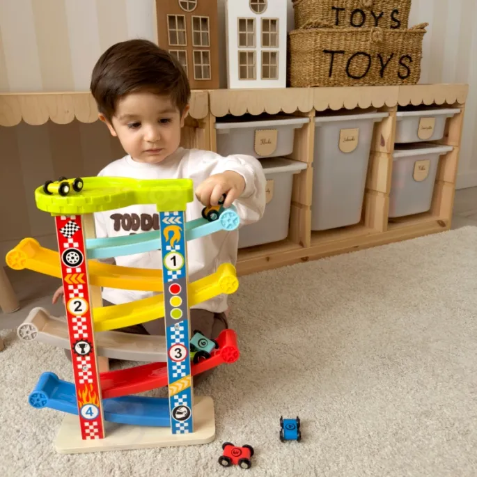 Bezpieczna zabawka z drewna rozwijająca zdolności motoryczne.