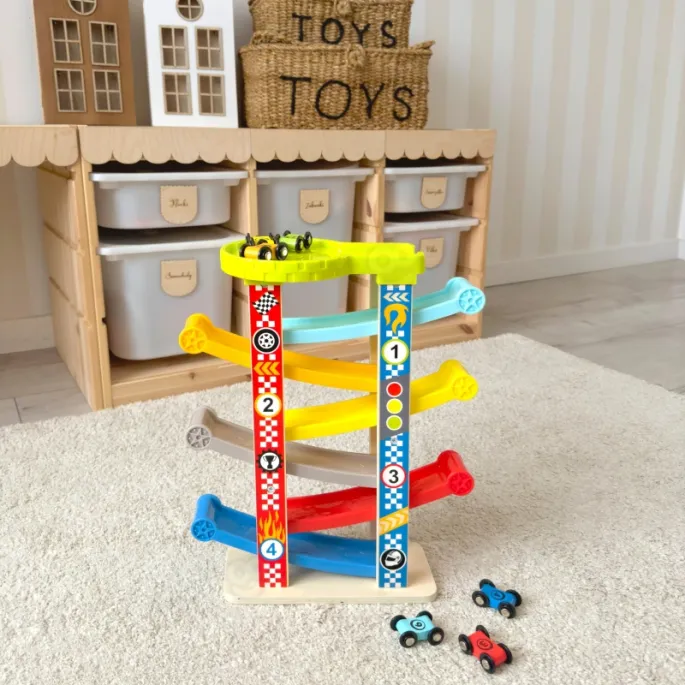 Tor zjeżdżalnia z żywymi kolorami do kreatywnej zabawy dzieci.