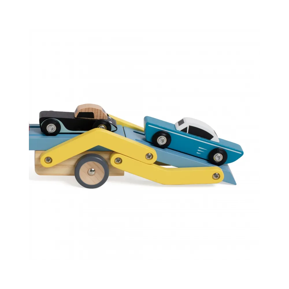 Drewniane pojazdy i laweta w jednym zestawie