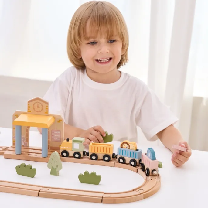 Kreatywna zabawa z drewnianym pociągiem i akcesoriami.
