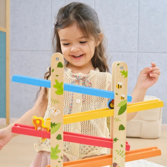 Zjeżdżalnia dla dzieci z figurkami zwierząt, wykonana z drewna