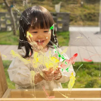 Praktyczny pojemnik na farby w sztaludze