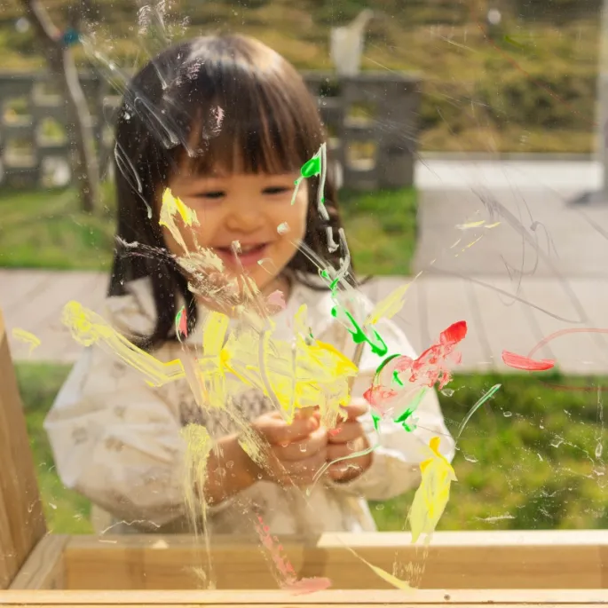 Praktyczny pojemnik na farby w sztaludze