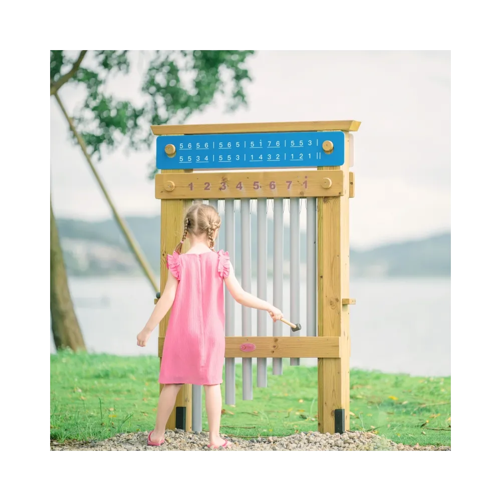 Instrumenty muzyczne dla młodych artystów na świeżym powietrzu