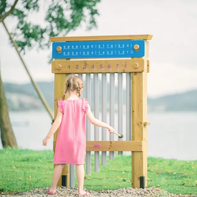 Instrumenty muzyczne dla młodych artystów na świeżym powietrzu